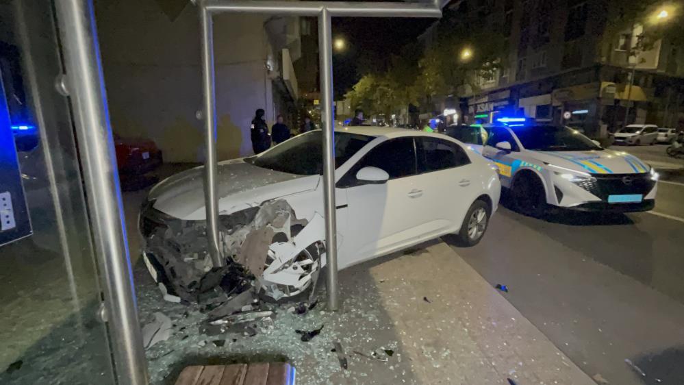 Çorlu’da alkollü sürücü yolcu durağına daldı