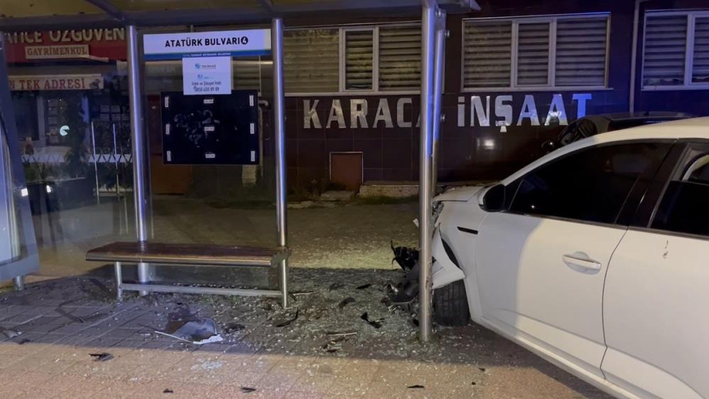 Çorlu’da alkollü sürücü yolcu durağına daldı