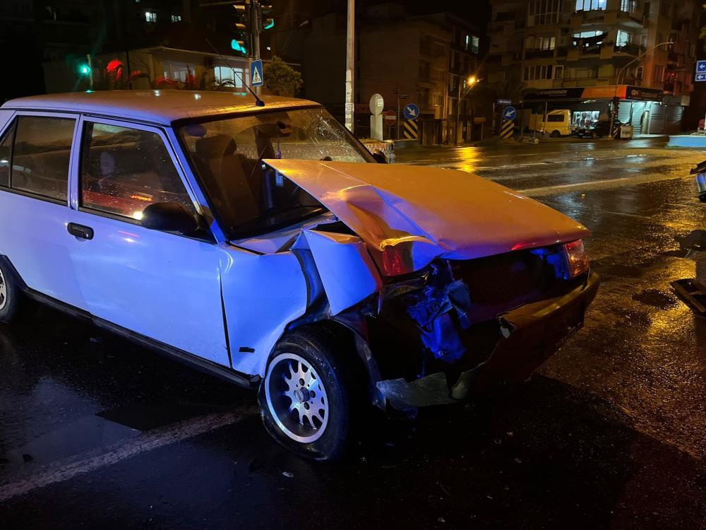 Aydın’da alkollü sürücü kırmızı ışıkta ticari araca çarptı!