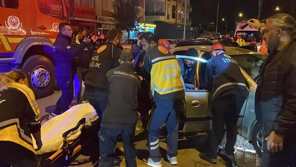 Karaman’da iki otomobil çarpıştı: Sıkışan sürücüyü itfaiye kurtardı!