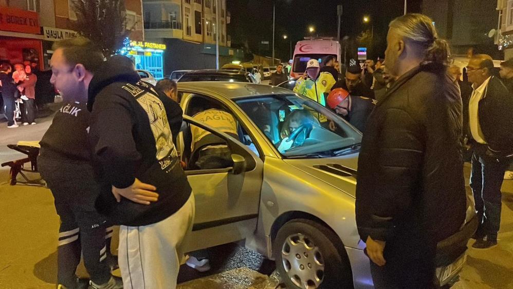 Karaman’da iki otomobil çarpıştı: Sıkışan sürücüyü itfaiye kurtardı!