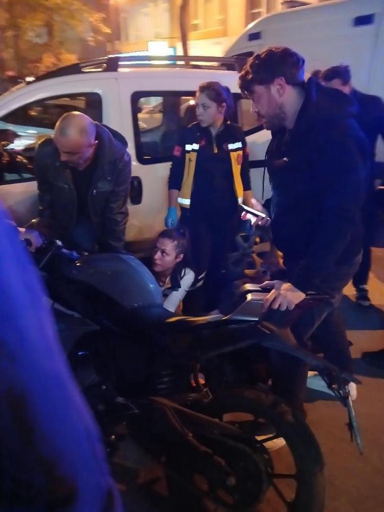 İstanbul’da motosiklet kazası: Sürücünün ayağı pedala sıkıştı