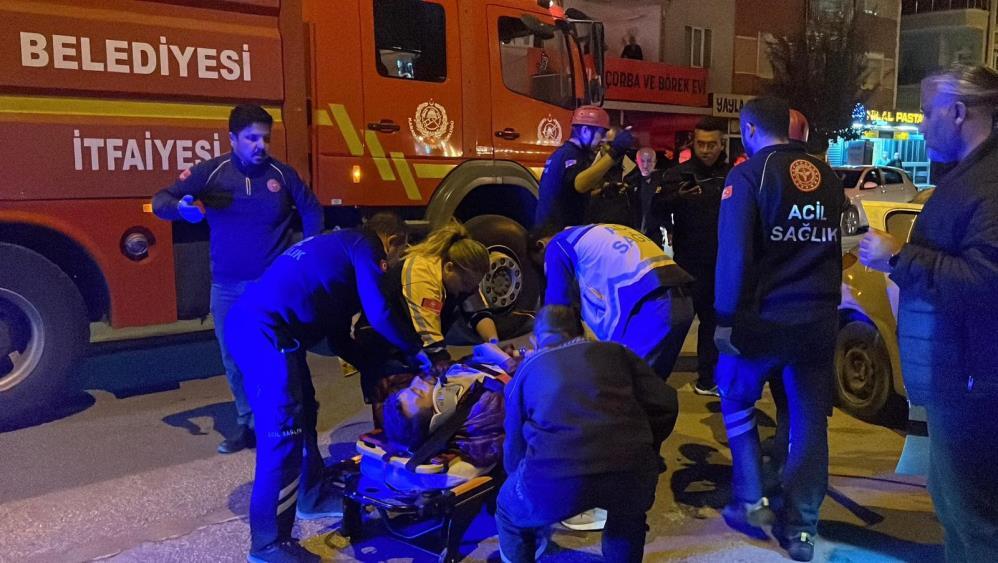 Karaman’da iki otomobil çarpıştı: Sıkışan sürücüyü itfaiye kurtardı!