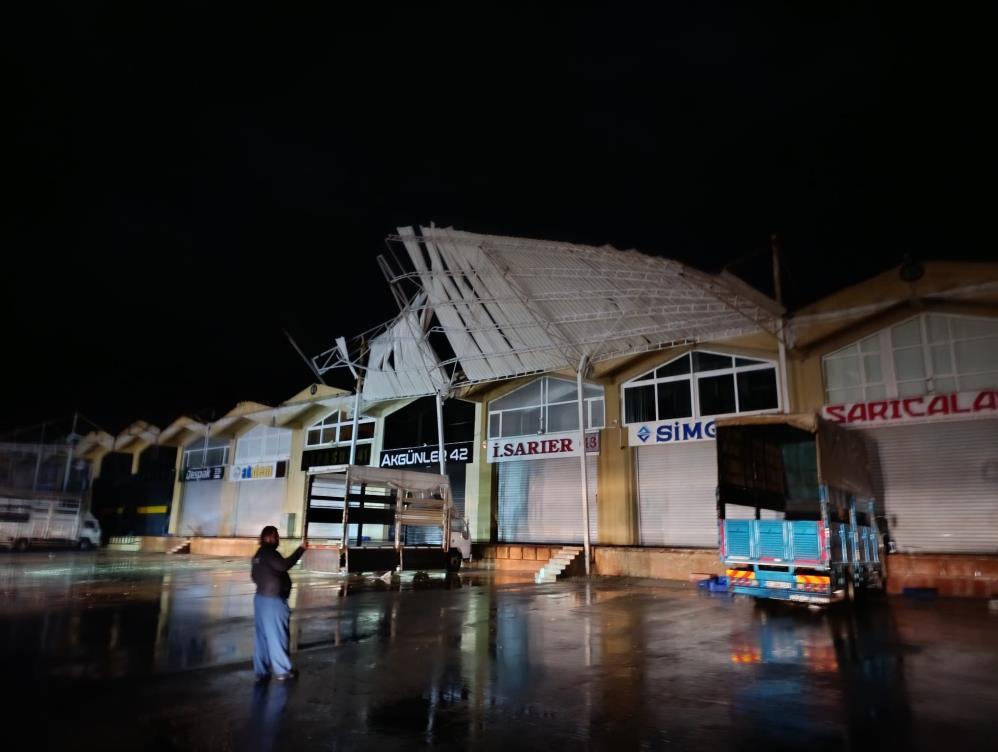 Antalya’da hortum ve sağanak, çatıları söktü, sokakları göle döndürdü