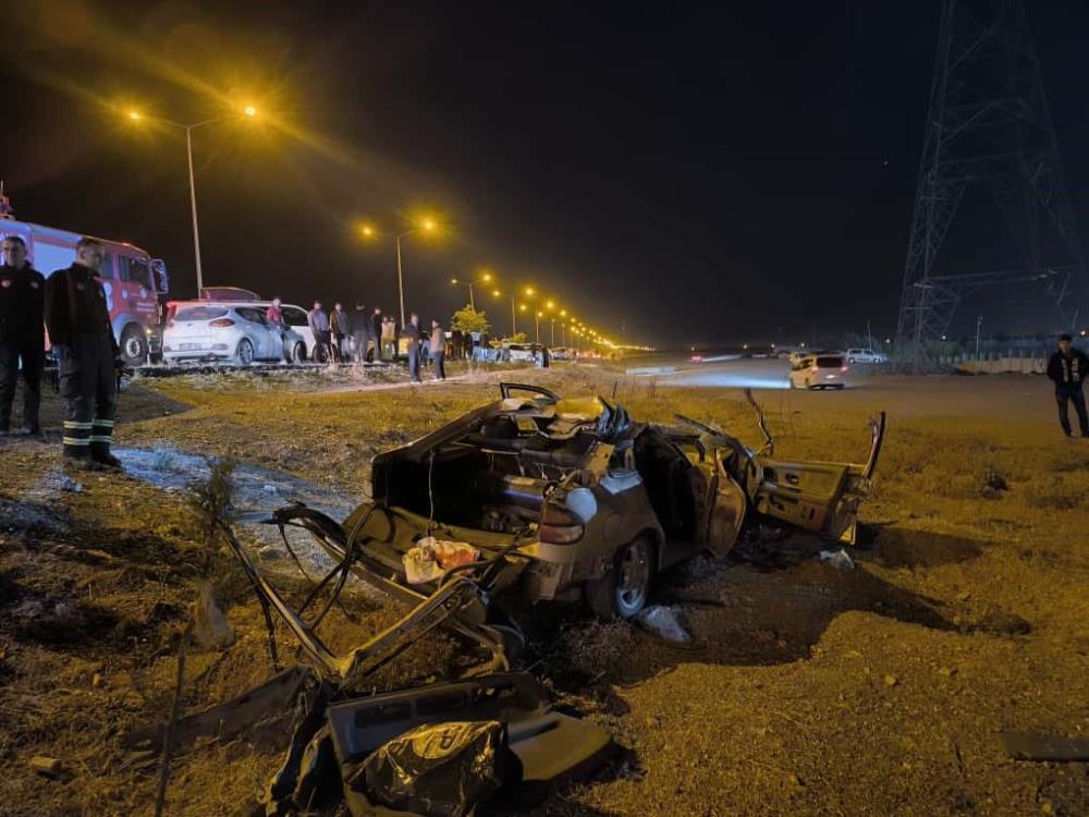 Batman'da feci kaza: Park halindeki tıra çarptılar iki küçük kardeş can verdi