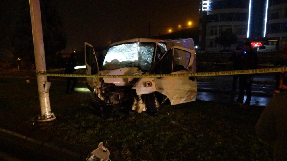 Malatya’da minibüs direğe çarptı 18 yaşındaki sürücü hayatını kaybetti