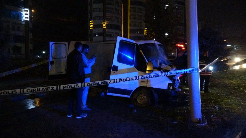 Malatya’da minibüs direğe çarptı 18 yaşındaki sürücü hayatını kaybetti