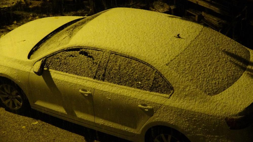 Bitlis'e mevsimin ilk karı düştü: Soğuk hava yerini beyaza bıraktı