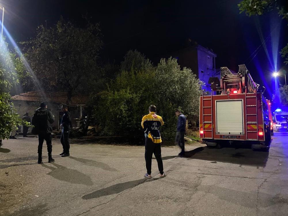 Antalya Serik’te tek katlı evde çıkan yangını itfaiye facia yaşanmadan söndürdü