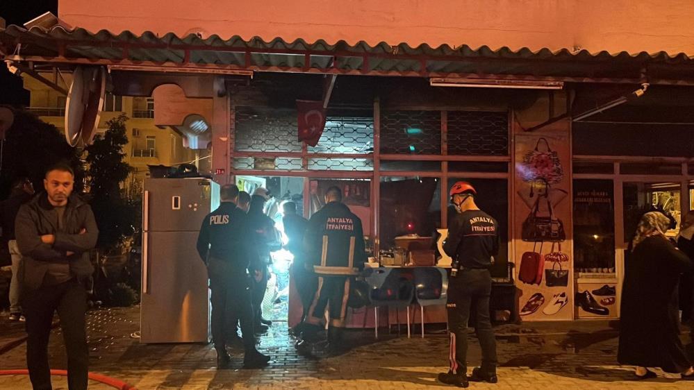 Alanya’da beyaz eşya tamir dükkanında çıkan yangın paniğe neden oldu