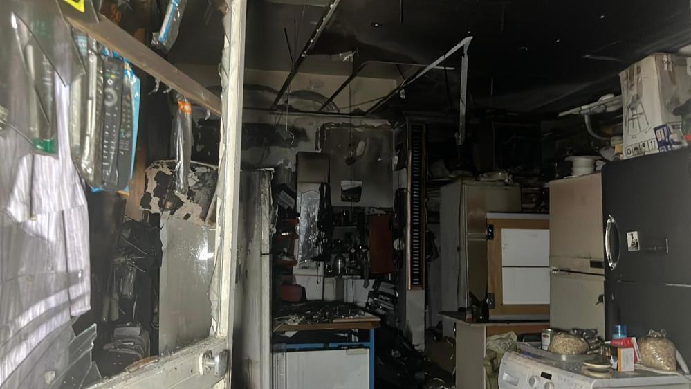 Alanya’da beyaz eşya tamir dükkanında çıkan yangın paniğe neden oldu