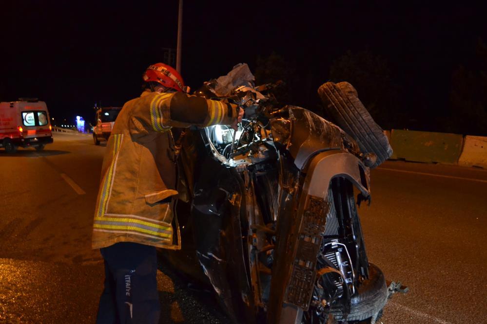 Bursa'da gece yarısı feci kaza, takla atan otomobil 100 metre sürüklendi 2 kişi yaralandı