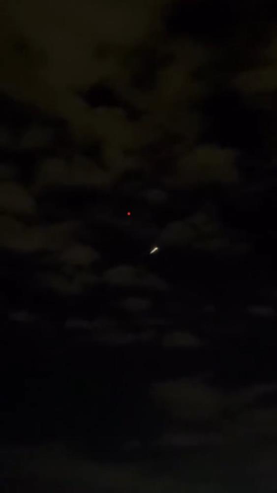 Küçükçekmece semalarında belirdi! Gökyüzündeki esrarengiz ışık hüzmesi 'göktaşı' iddiasını gündeme getirdi