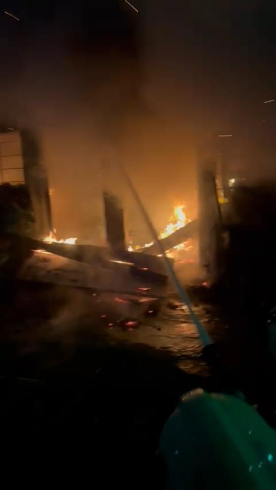 Rize’de 3 katlı binanın kömürlüğünde çıkan yangın büyümeden söndürüldü