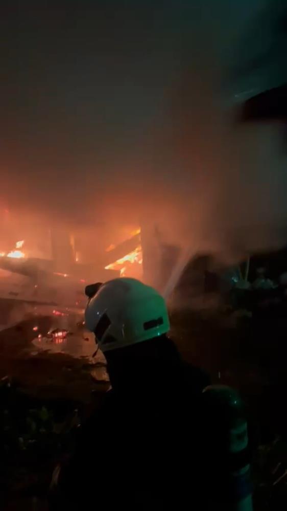 Rize’de 3 katlı binanın kömürlüğünde çıkan yangın büyümeden söndürüldü