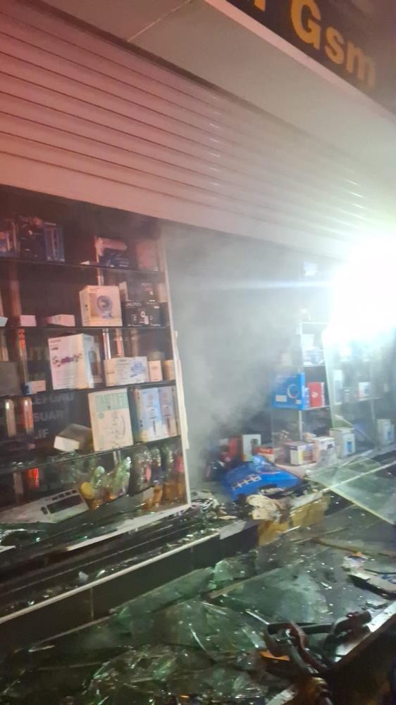 İzmir'de telefon aksesuar mağazasında çıkan yangın korkuya neden oldu