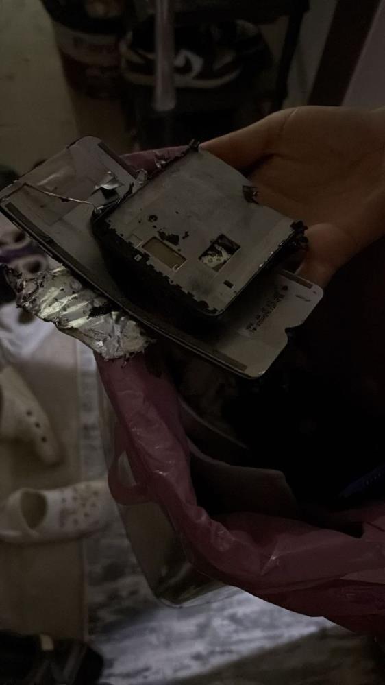 Adıyaman deprem konutlarında şarjda bırakılan cep telefonu bataryası patladı