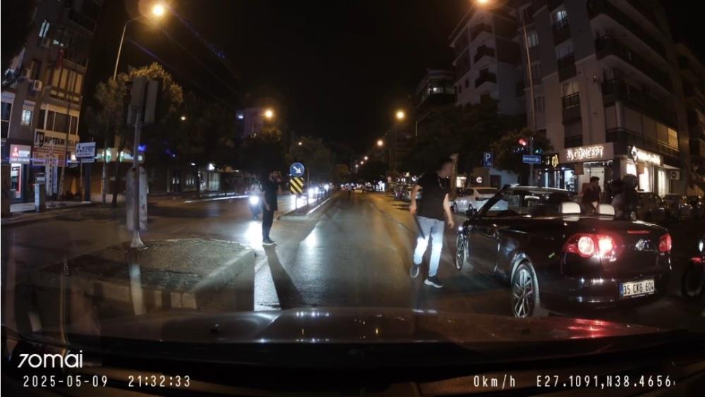 İzmir'de 'döner bıçaklı' trafik kavgası kamerada