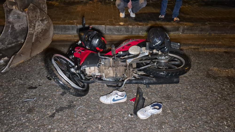 Motosiklet iş makinesine çarptı!