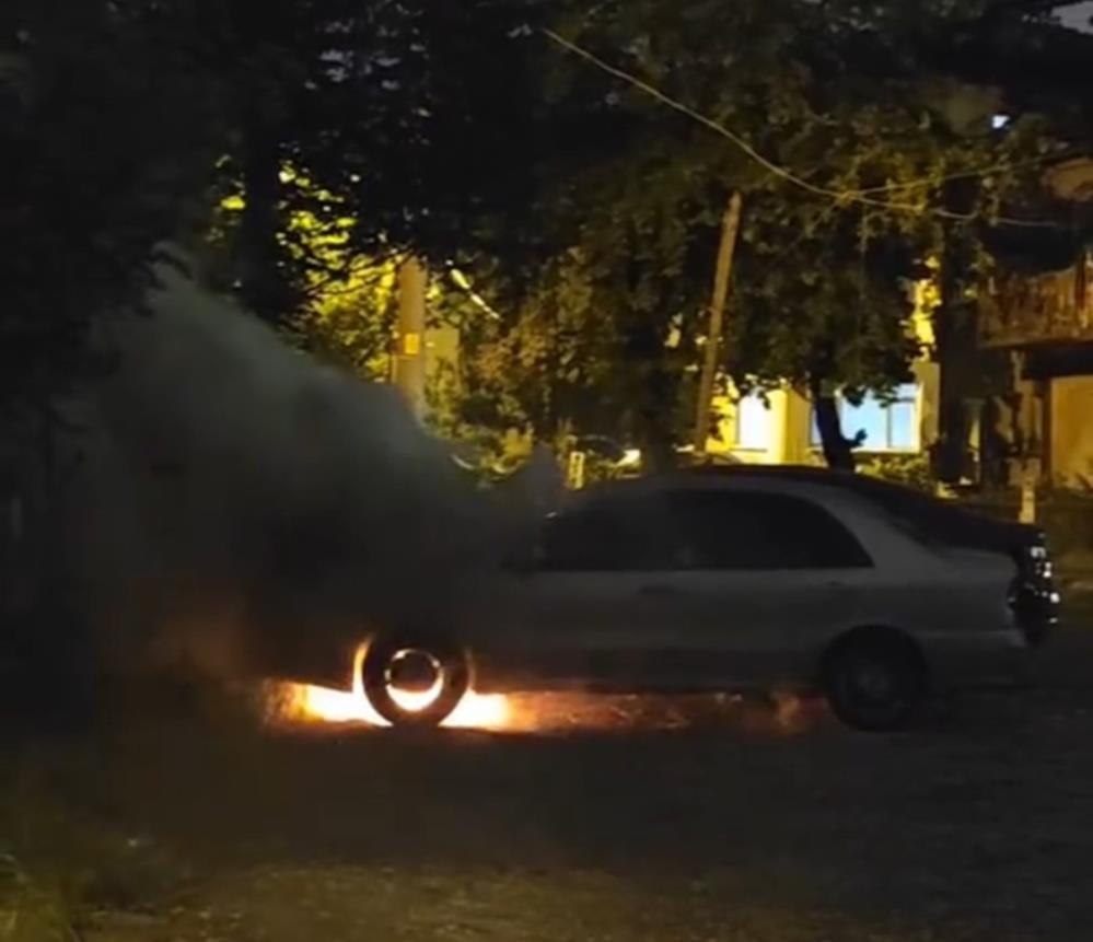 Park halindeki otomobil alev alev yandı