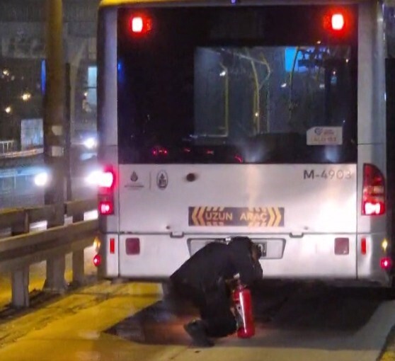 Kağıthane’de metrobüs alev aldı: Seferler aksadı