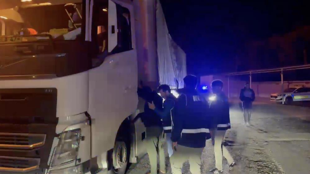 TEM otoyolunda saman balyaları arasında kaçak sigara baskını
