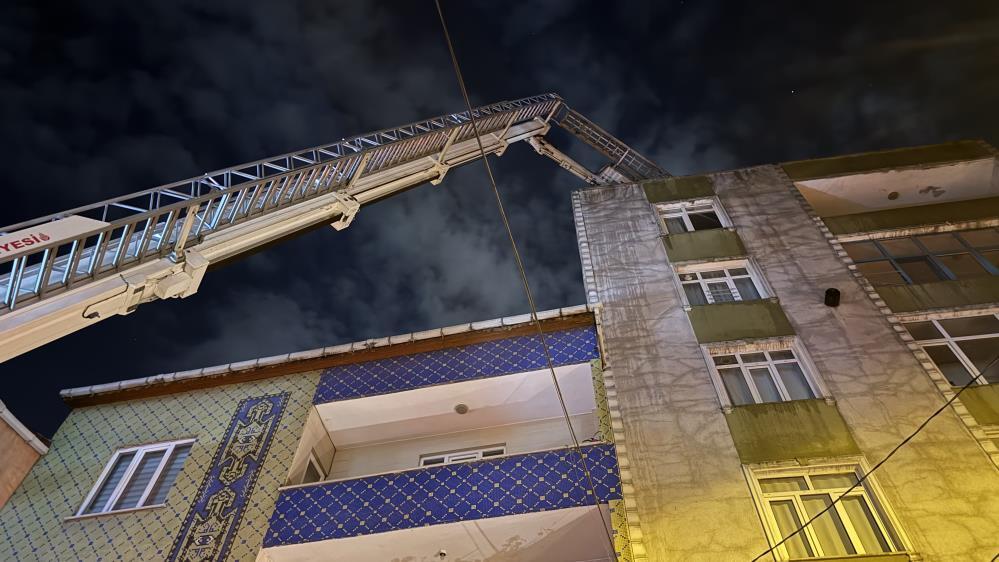 Küçükçekmece’de gece yarısı panik! 7 katlı binanın çatısı alev alev yandı