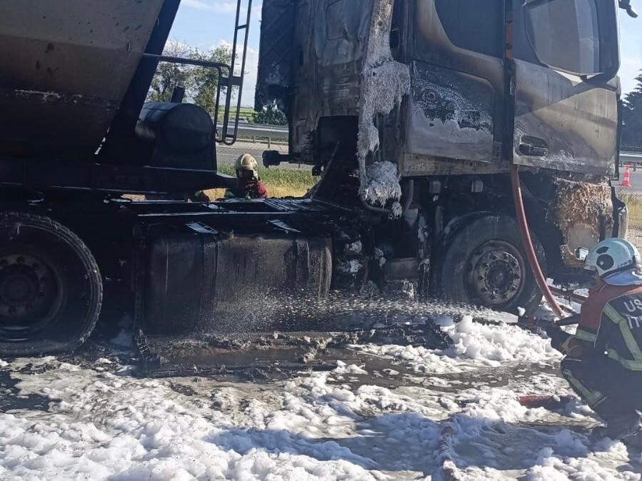 Uşak’ta park halindeki tır yanarak küle döndü!