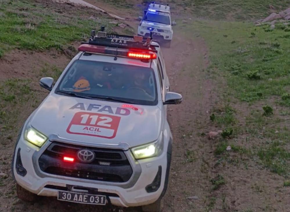 Yüksekova’da ot toplarken bayılan genç için nefes kesen kurtarma operasyonu