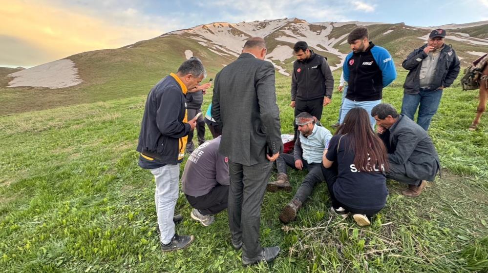 Yüksekova’da ot toplarken bayılan genç için nefes kesen kurtarma operasyonu