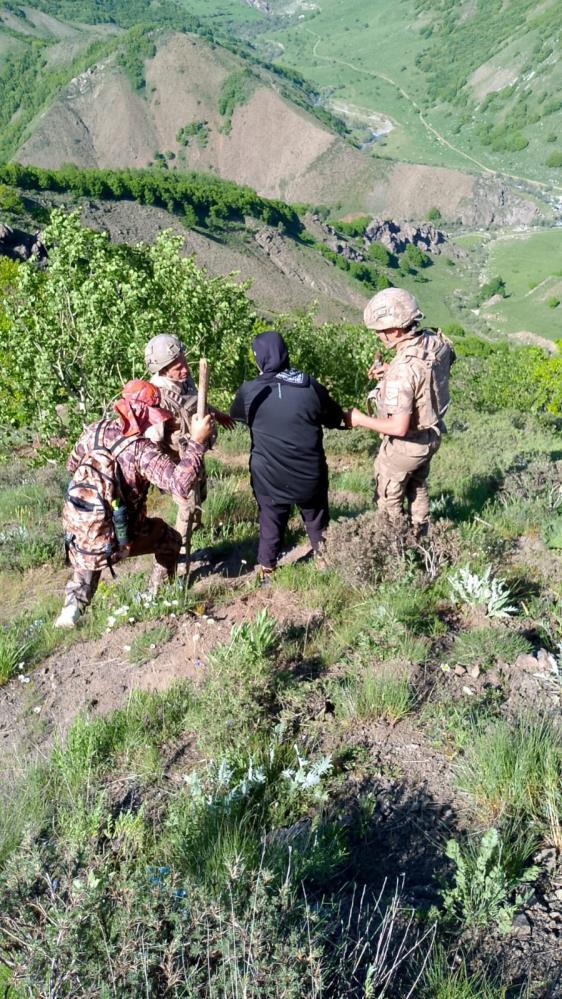 Tunceli’de dağda mahsur kalan çifti jandarma kurtardı