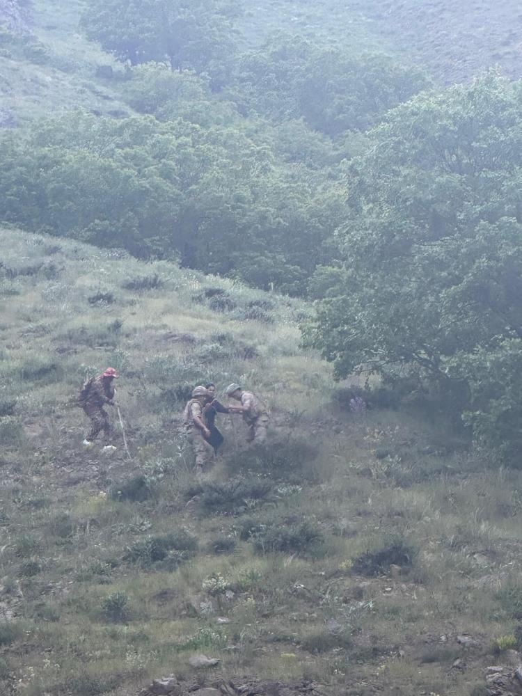 Tunceli’de dağda mahsur kalan çifti jandarma kurtardı