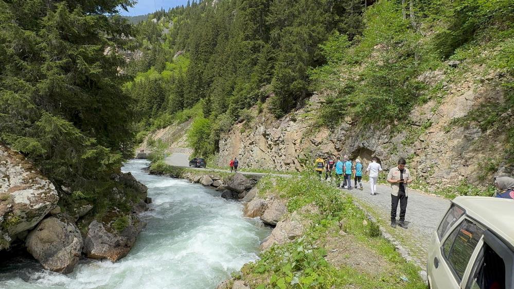 Haldizen Deresi’nde su içmek isterken dereye düşen 9 yaşındaki çocuk için seferberlik başlatıldı