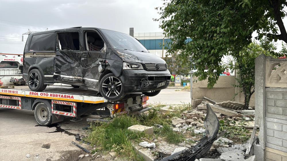 Afyonkarahisar’da minibüs ile kamyonet çarpıştı, 9 yaralı