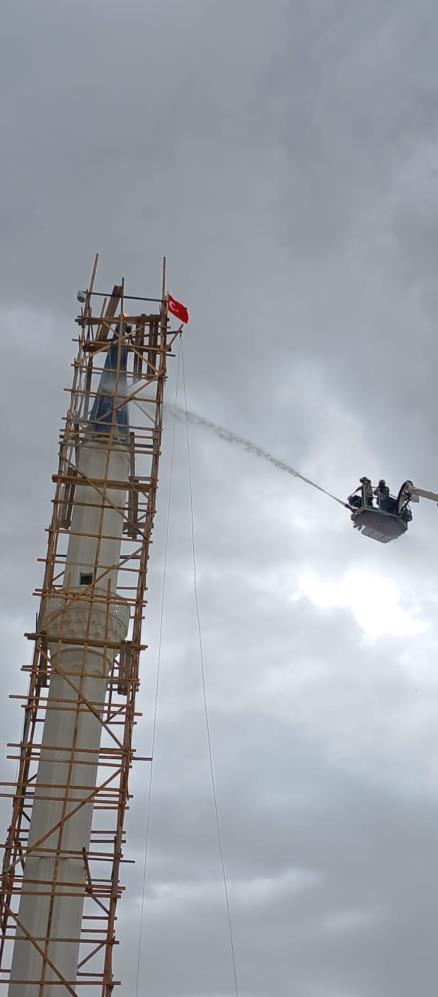 Ankara’da minareye yıldırım düştü, itfaiye müdahale etti!