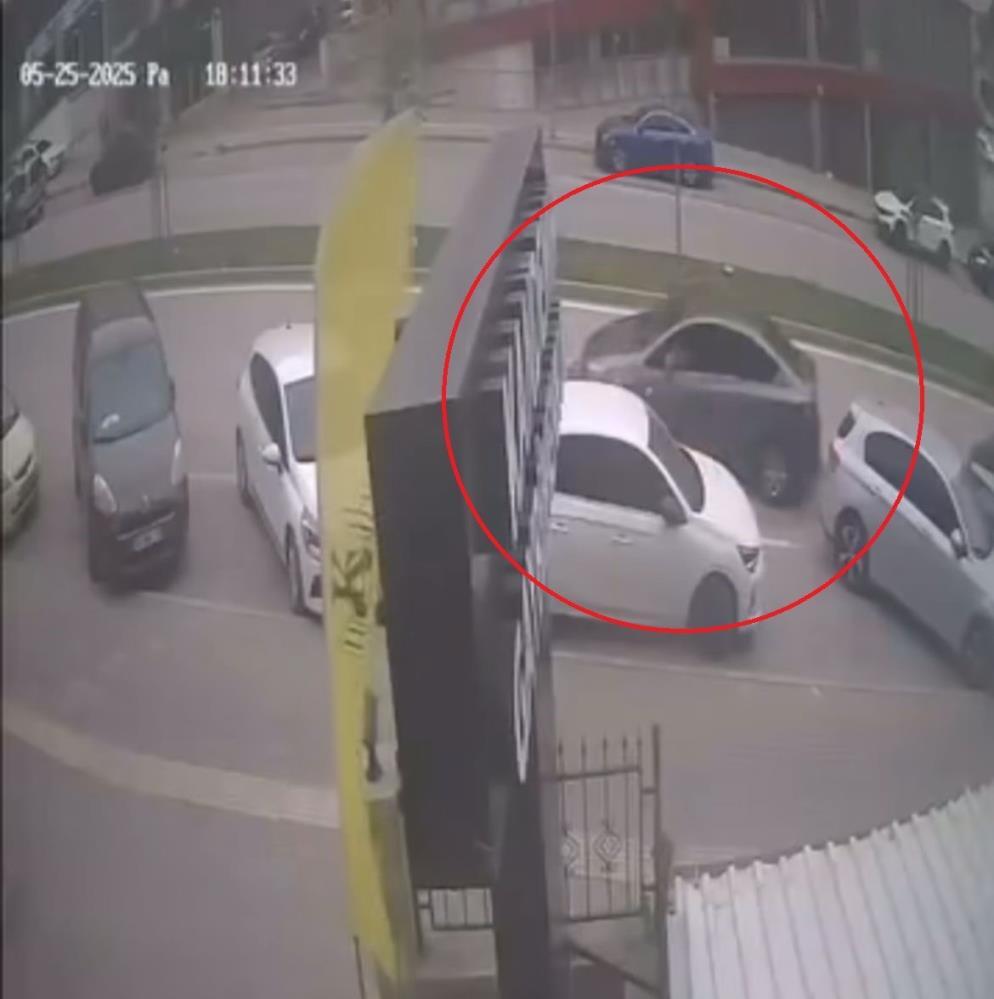 Bursa’da faciadan dönüldü! El freni unutulunca 8 araç hasar gördü!