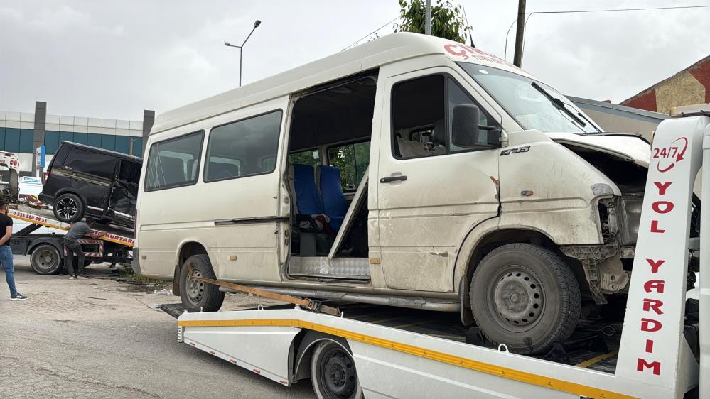 Afyonkarahisar’da minibüs ile kamyonet çarpıştı, 9 yaralı