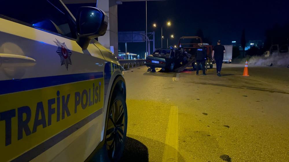 Bursa’da tıra çarpan otomobil bariyerlere savruldu