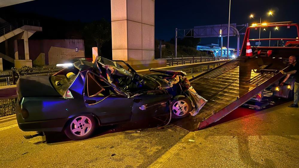 Bursa’da tıra çarpan otomobil bariyerlere savruldu
