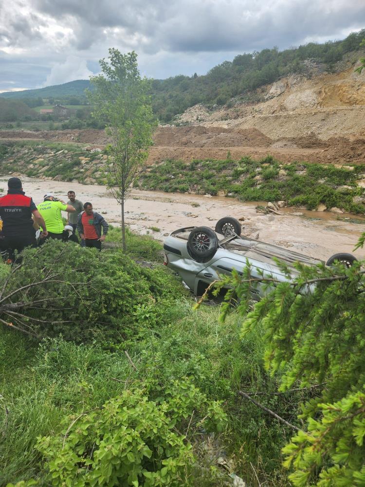 Eskipazar’da aile faciası! Otomobil dere kenarına devrildi, 5 yaralı