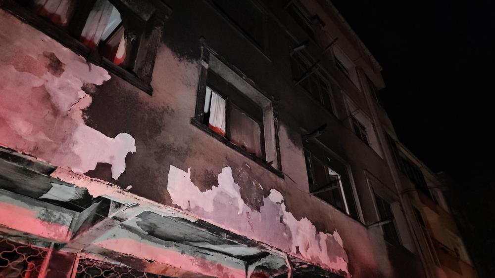 Küçükçekmece'de beyaz eşya deposunda çıkan yangın 3 katlı binayı kül etti