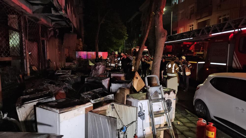 Küçükçekmece'de beyaz eşya deposunda çıkan yangın 3 katlı binayı kül etti