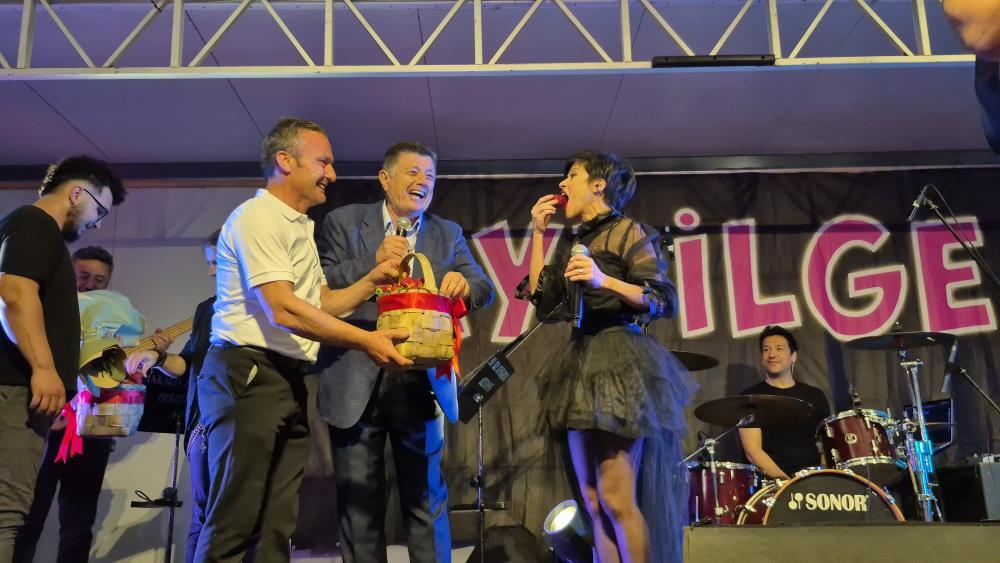Bartın’da Çilek Festivali coşkusu Aydilge ile yeniden başladı