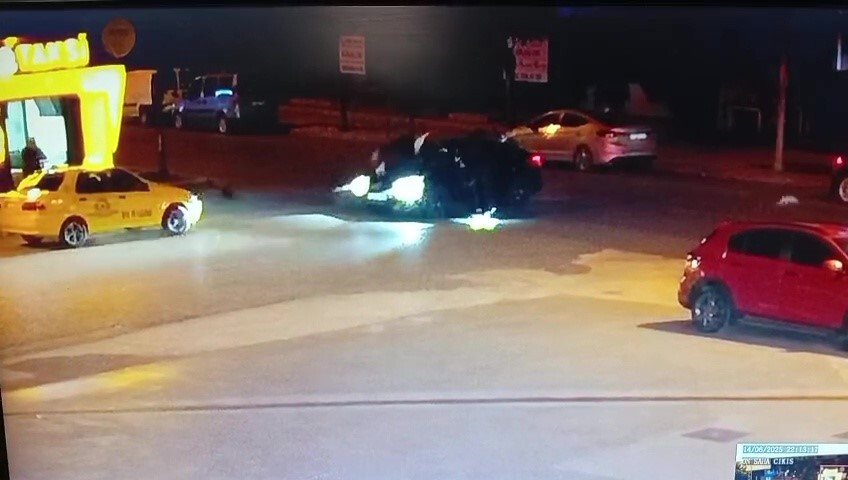 Bolu’da şok kaza! Motosiklet sürücüsü otomobilin üzerinde takla attı!