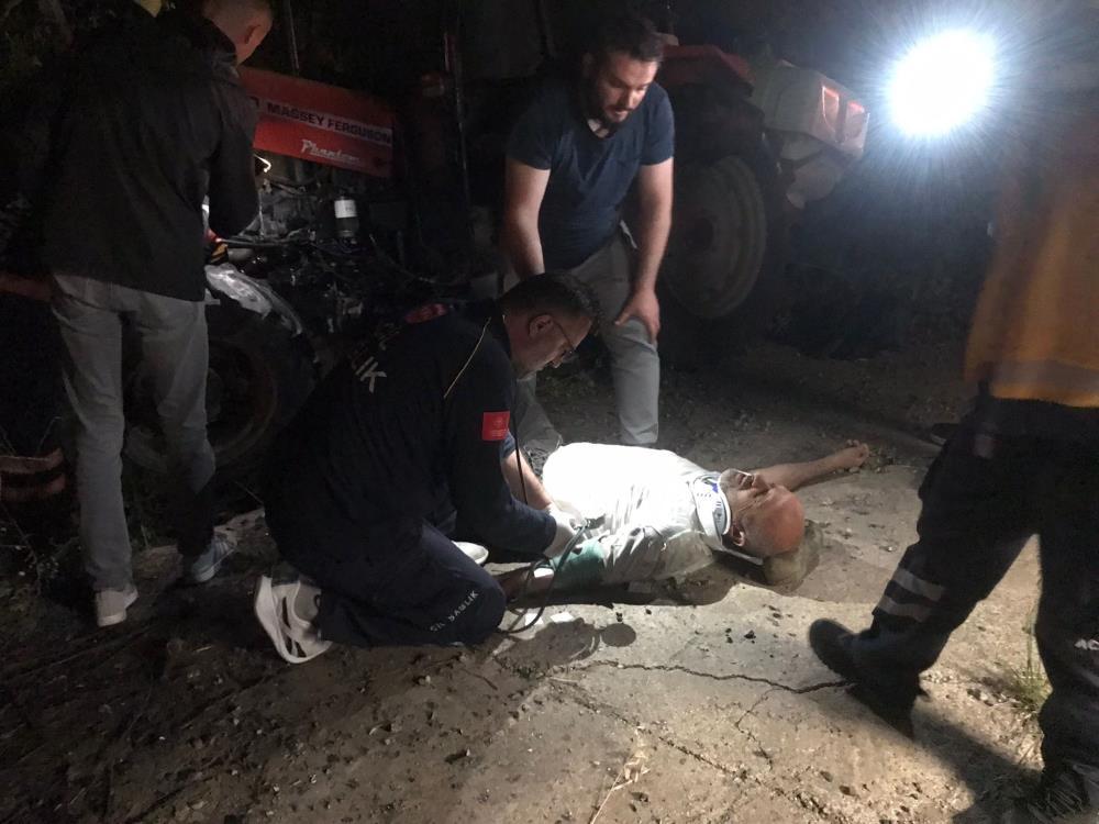 Sakarya’da traktör ile hafif ticari araç çarpıştı 4 kişi yaralandı!