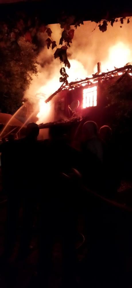 Kastamonu’da İki katlı ahşap ev alevlere teslim oldu!