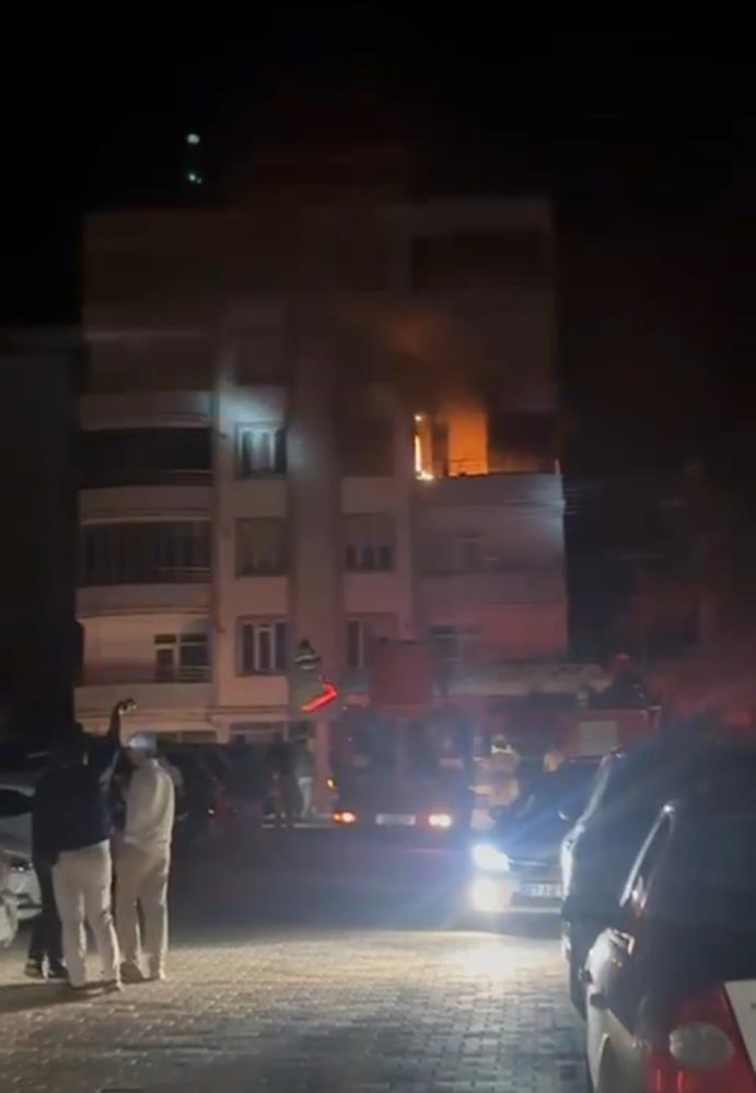 Adıyaman Besni’de bir apartmanda çıkan yangın paniğe neden oldu!