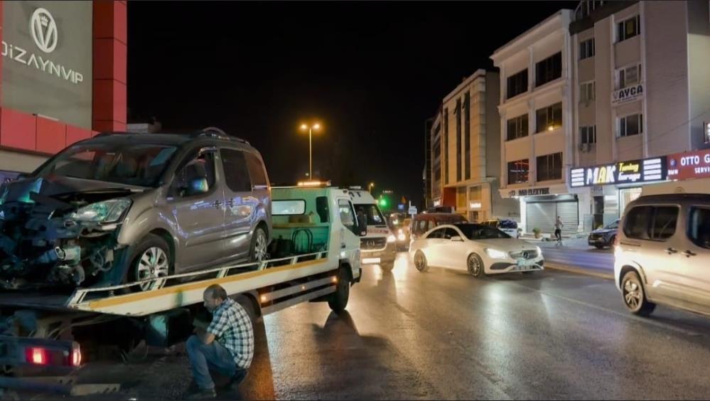 Avcılar’da aşırı sürat yapan araç elektrik direğine çarptı, 3 kişi yaralandı!
