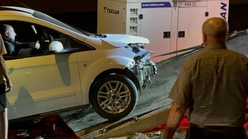 Yol sandığı enkaza uçan araç yürekleri ağza getirdi!