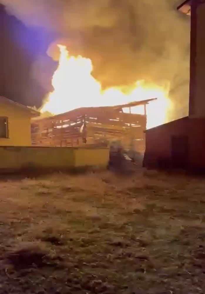 Kastamonu'da samanlıkta çıkan yangın 3 eve sıçradı!